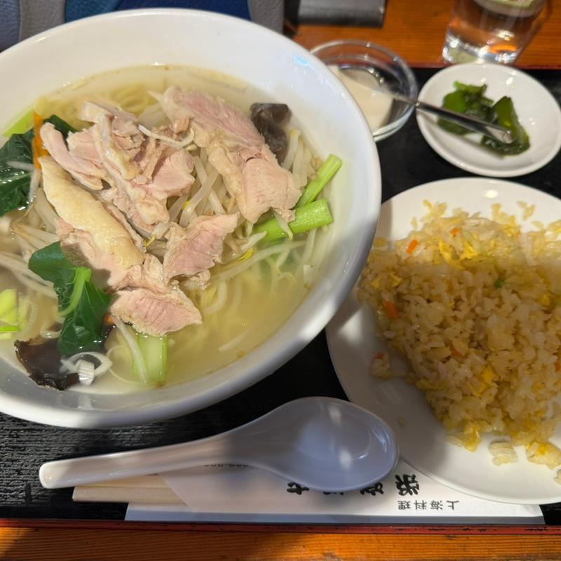 鶏肉ラーメンと半炒飯(栄楽飯店)