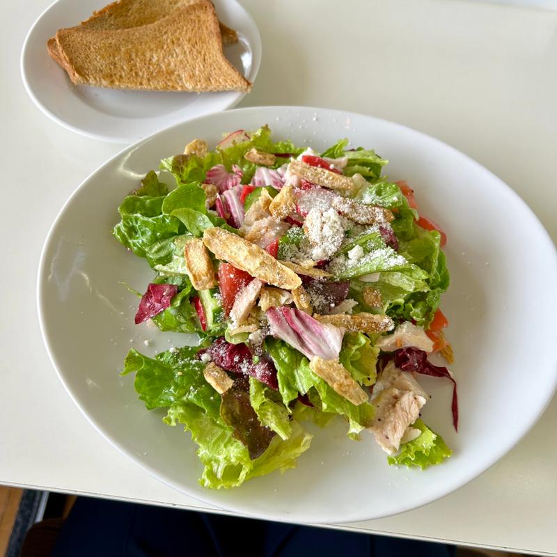 フラッグスチキンサラダ（トースト付き）(フラッグスカフェ 船橋東武店 （FLAGS Cafe）)