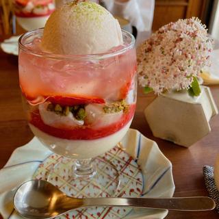 桜といちごのパフェ(食堂とカフェ オッセ)