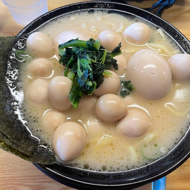爆盛りたまごラーメン(横浜家系ラーメン住吉家)