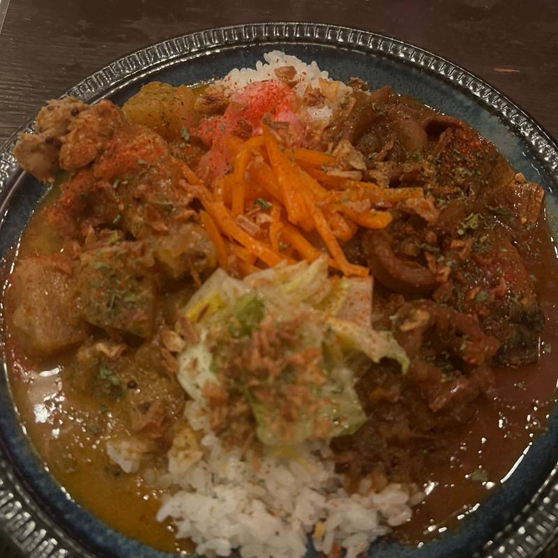 塩さばとイカのカレー・鶏手羽元と大根のカレー合盛り(PUB CHELSEA KOBE)