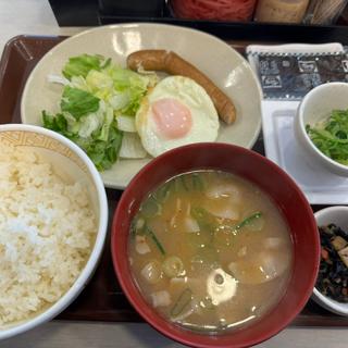 納豆ソーセージエッグ定食：豚汁