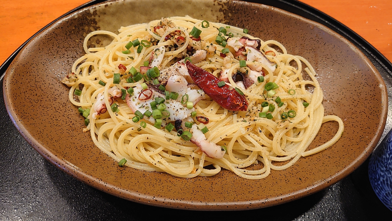 ペペロンチーノ あらびきソーセージの麺大盛ペペロンチーノ（604円）」 2022年9