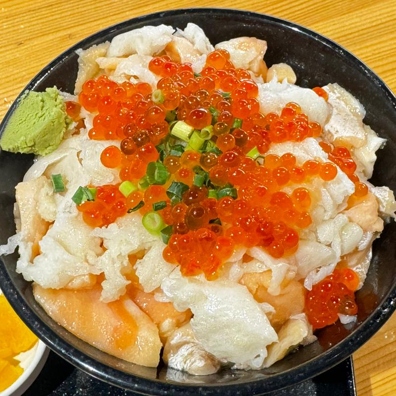 サーモンえんがわイクラがけ丼(HAKOYA（はこや） 函館空港店)