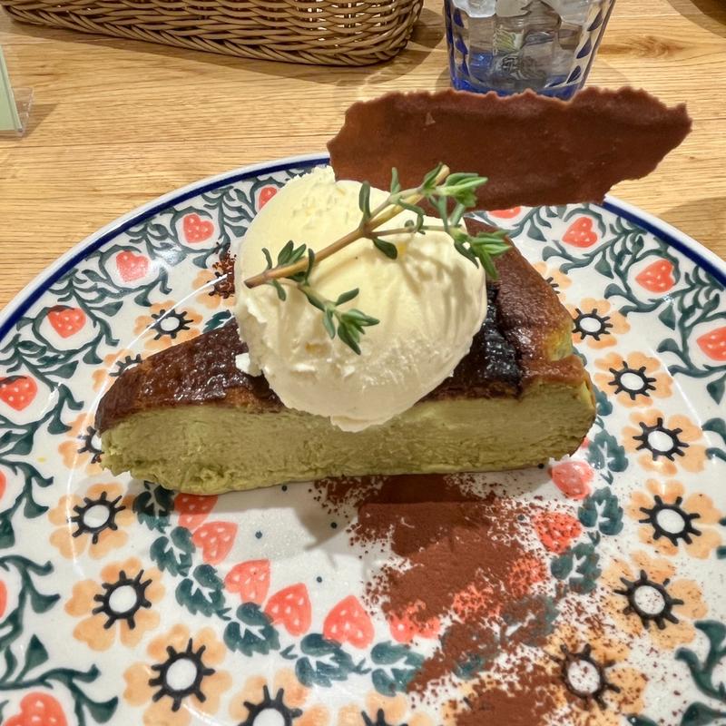 ピスタチオのバスクチーズケーキ(cafe fredy モザイクモール港北店)