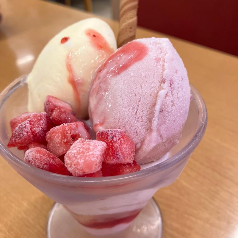 練乳いちごパフェ(スシロー 豊橋磯辺店)
