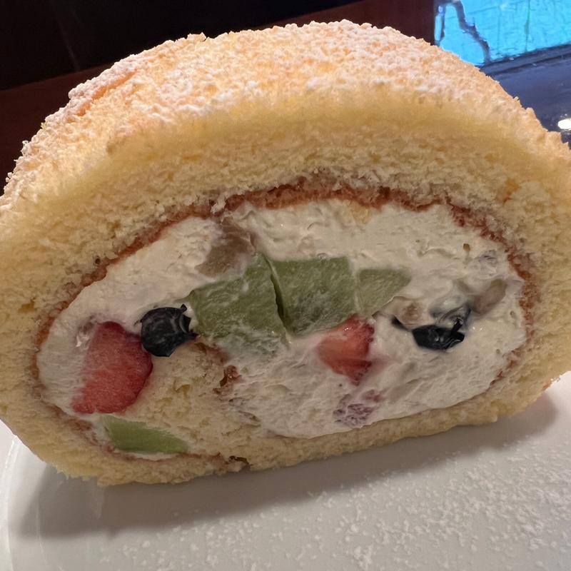 フルーツのロールケーキ(パパスカフェ 丸の内本店)