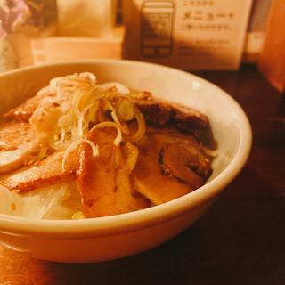 炙りチャーシュー丼(麺・酒所らん亭)