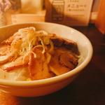 炙りチャーシュー丼(麺・酒所らん亭)