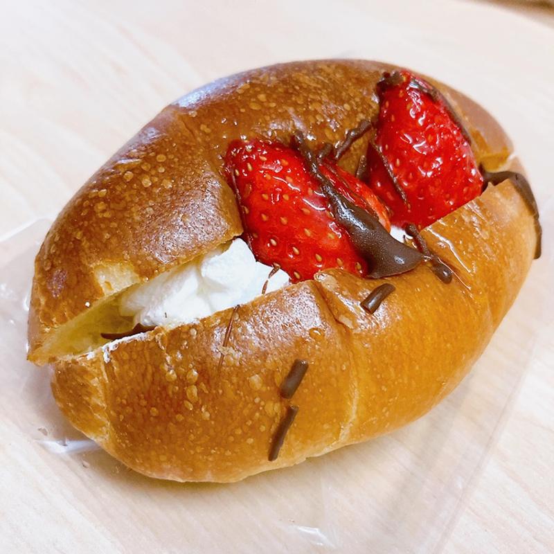 イチゴのロールパン(ぱんのいえ シュシュ西原本店)