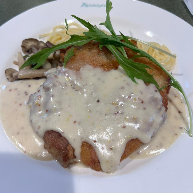 チキンソテー  粒マスタードクリームソース(西欧料理 Attrayant（ア・トレ・ヤン）)