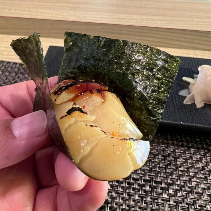 貝柱の炙り(鮓 くおん)