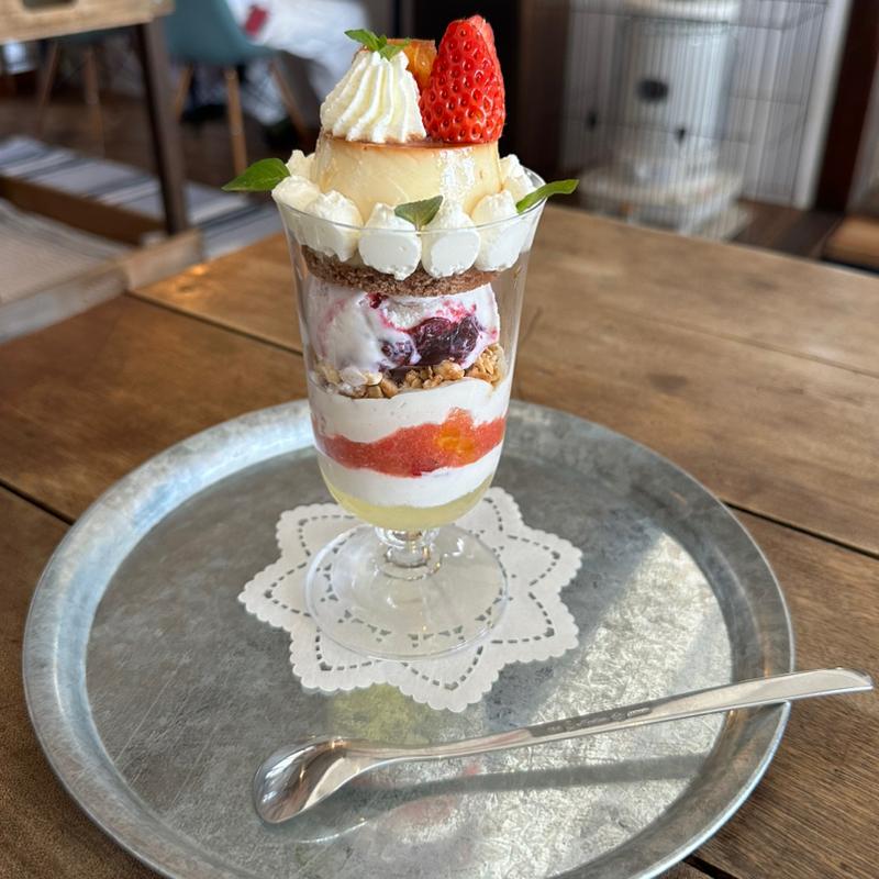 季節のフルーツとプリンのパフェ(algae（アルジー）)