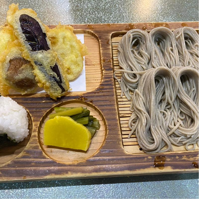 へぎそば＋こむすび(越後十日町 小嶋屋 本店 （えちごとおかまち こじまや）)