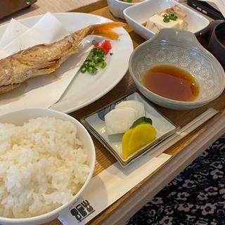 本日の魚定食(キッチン トモエ （Ｋｉｔｃｈｅｎ　ＴＯＭＯＥ【旧店名】ともえレストラン ）)
