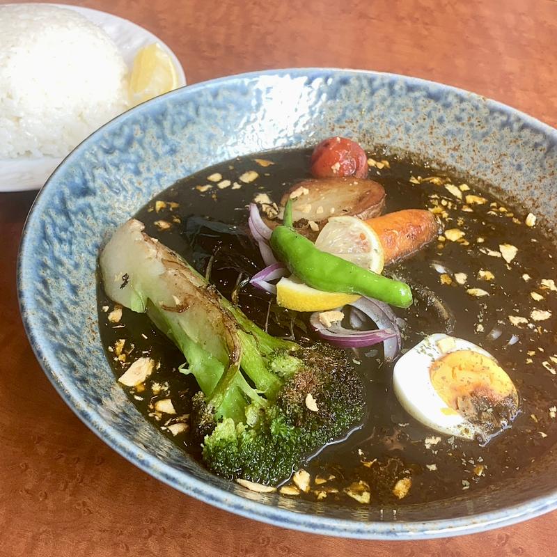 イカ墨バジルのスープカレー(スープカレー aya spice亭)