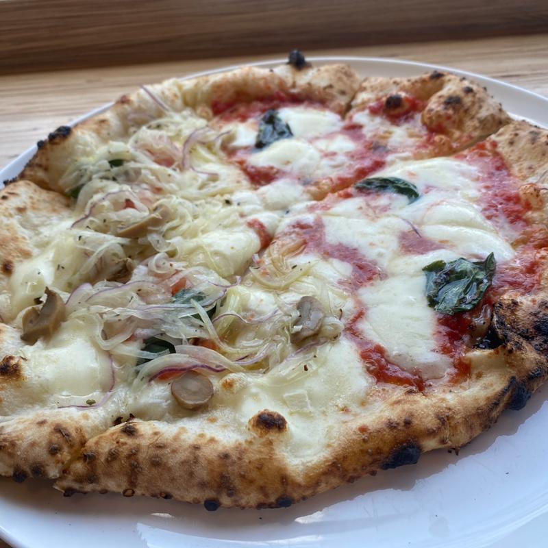 マルゲリータとタマネギ(ハーフ&ハーフ)(富良野チーズ工房)