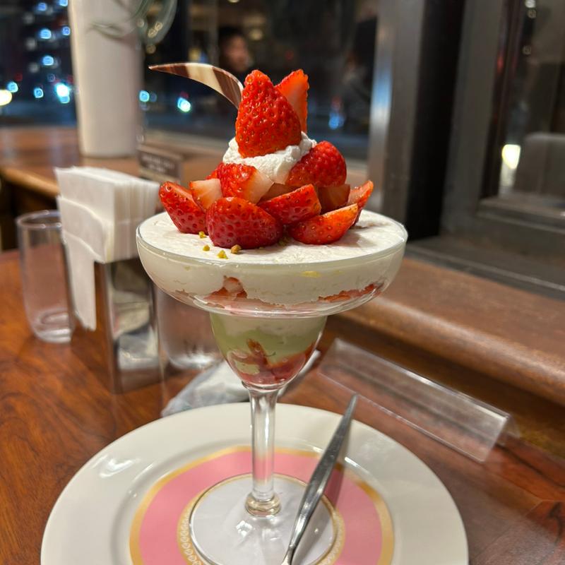 プランタンパフェ ～苺とピスタチオ～(ロイヤルホスト 津田沼店 )