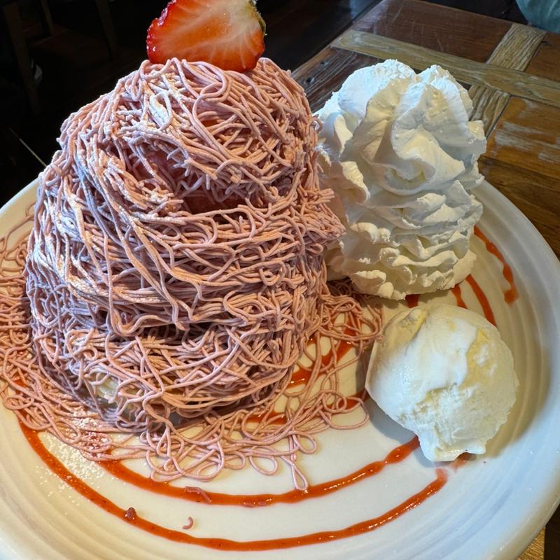 ストロベリーモンブランパンケーキ(コナズ珈琲足立)