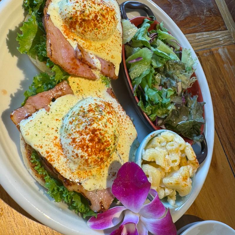 ベーコンエッグベネディクト(コナズ珈琲足立)