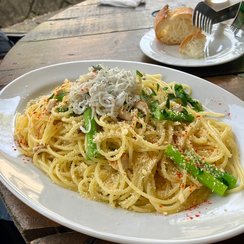 スモークメカジキ・しらす・のらぼう菜のペペロンチーノ(トラットリア ラ・カンパァーナ)