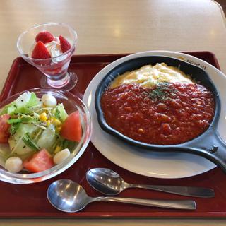 トマトソースのチーズオムライス 春のデザートセット(ジョイフル 八潮店 )