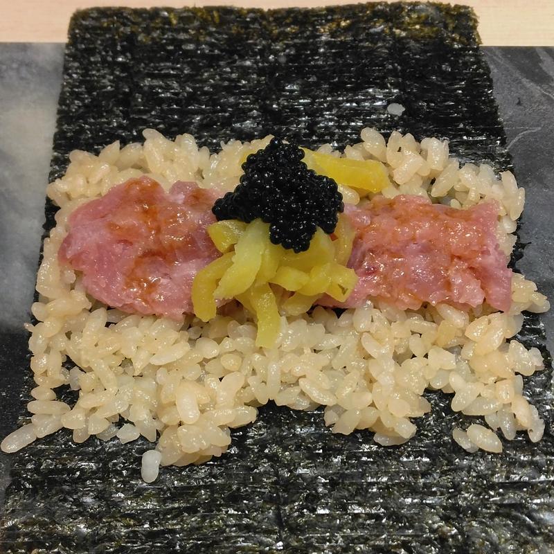 とろたくとキャビアの手巻き寿司(水道橋 鮨みつ)