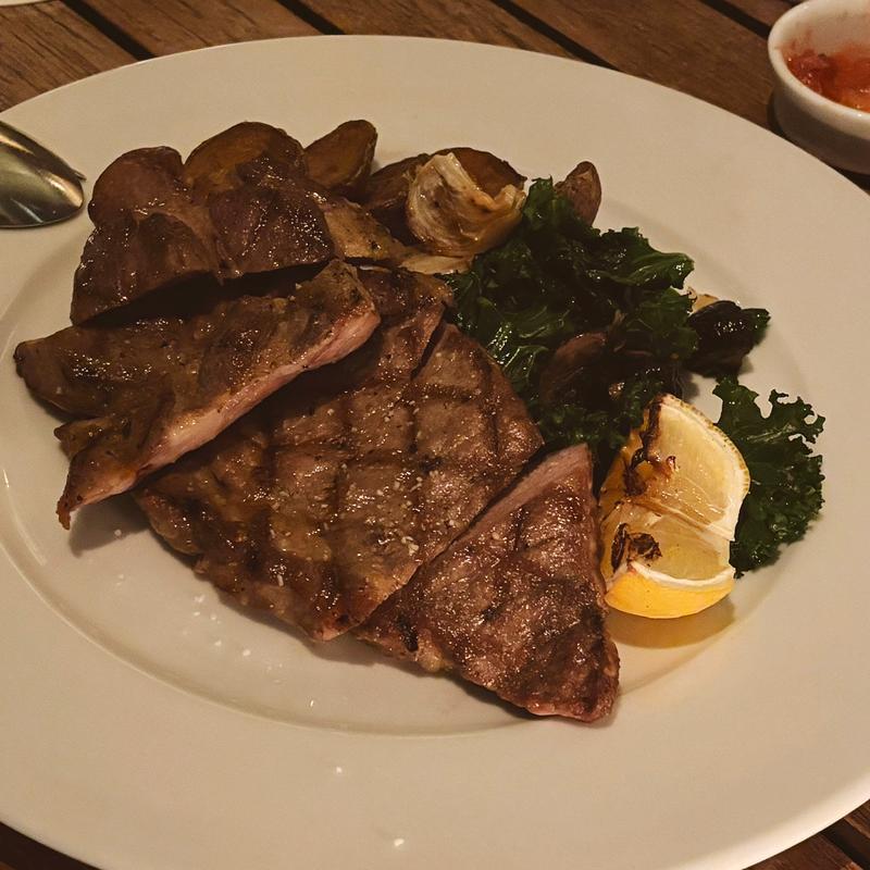 金華豚のグリル、ケールとブラウンマッシュルームのソテー(T.Y.HARBOR)