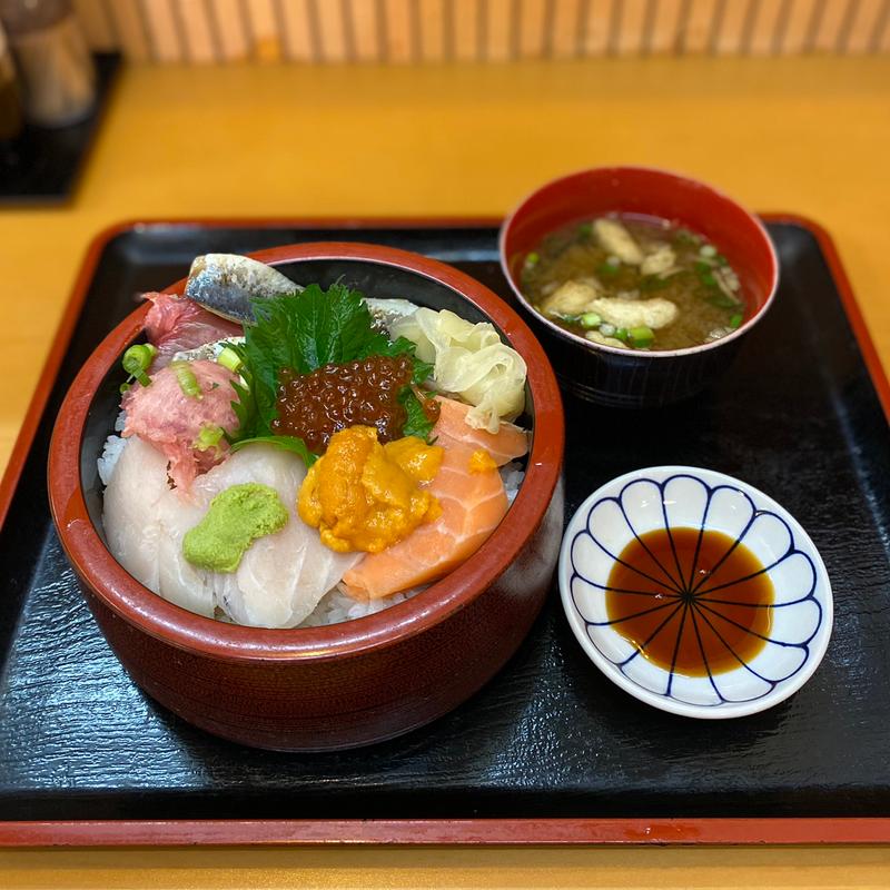 週替わり人気ネタ7品丼(てっか丼 山もと )