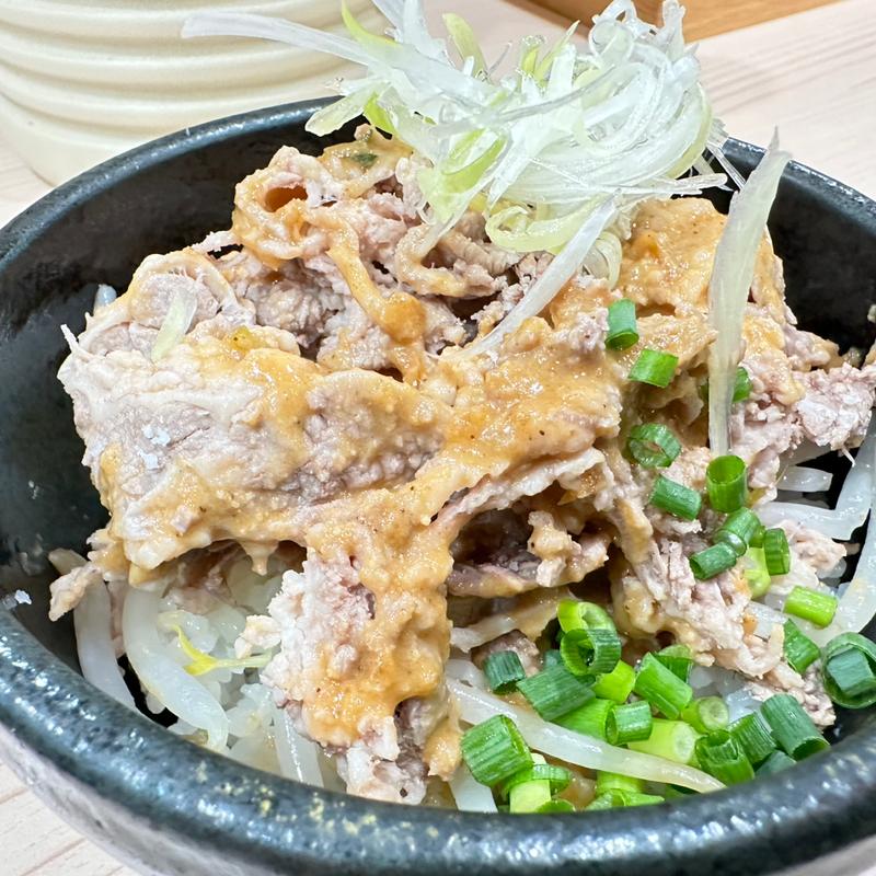 ピリ辛牛胡麻冷しゃぶ丼(ラーメン専科 竹末食堂)
