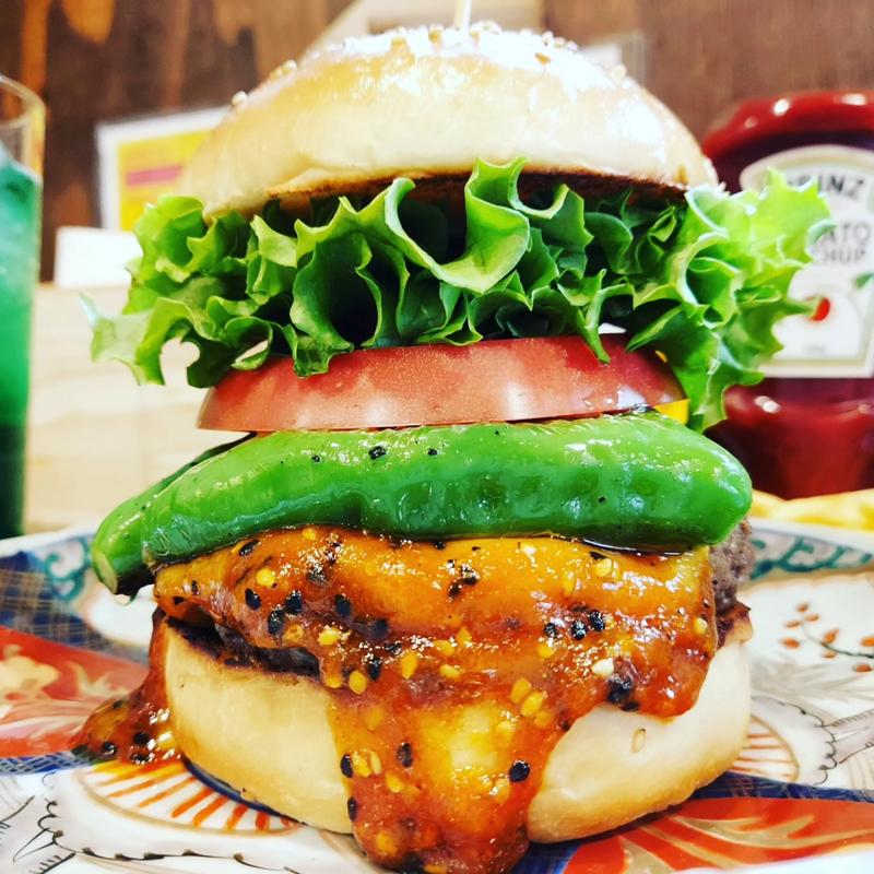 甘長とうがらしの自家製サムジャンチーズバーガー(ハンバーガーのオクノ)