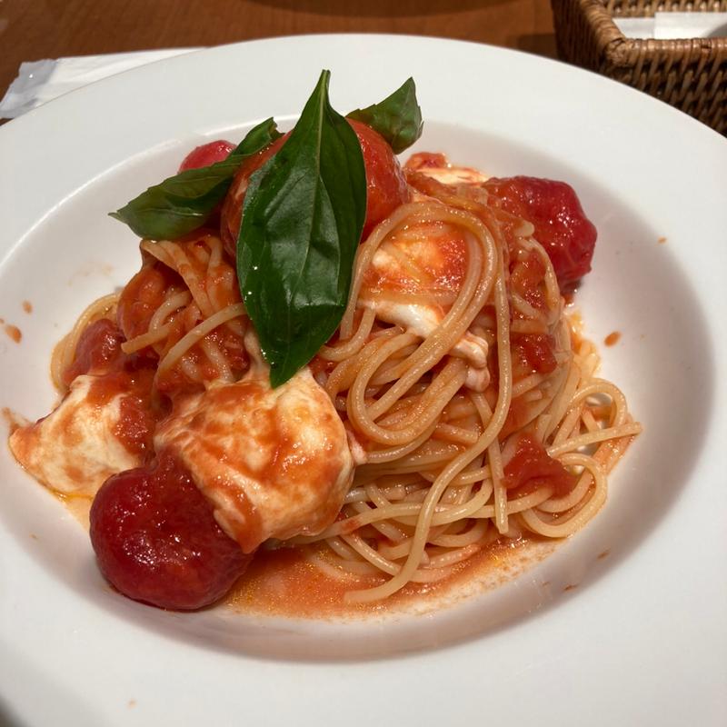 モッツアレラチーズとバジルのフレッシュトマト(HARBS ハーブス ルミネ横浜店)