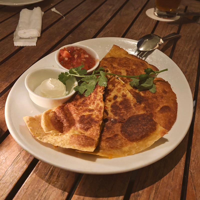 メキシカンチキンとミックスチーズのケサディア、トマトサルサとサワークリーム(T.Y.HARBOR)