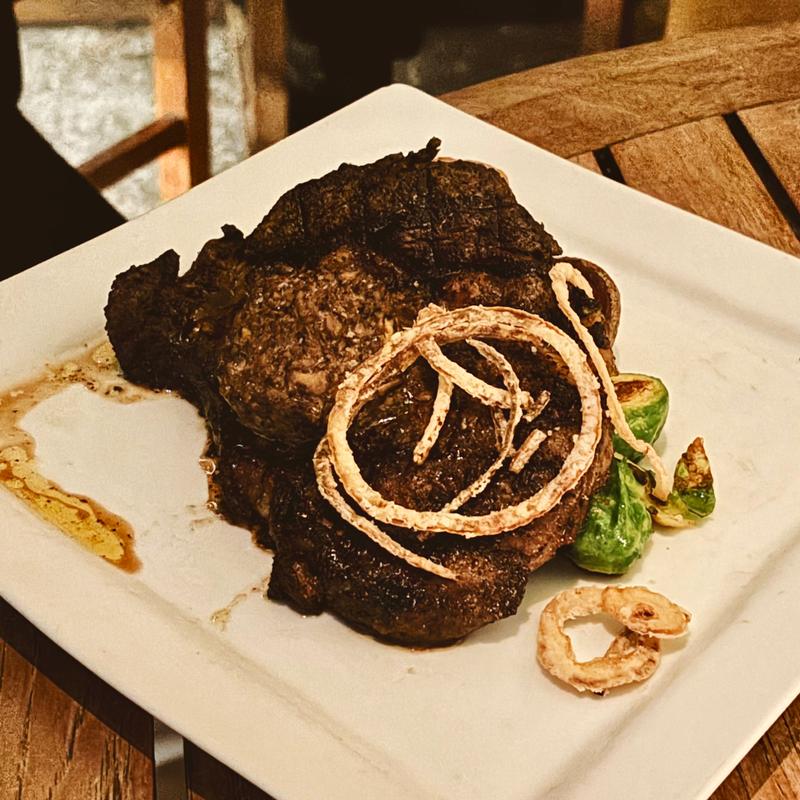 リプアイステーキ、マッシュルームバター、ローストポテトと芽キャベツ(T.Y.HARBOR)