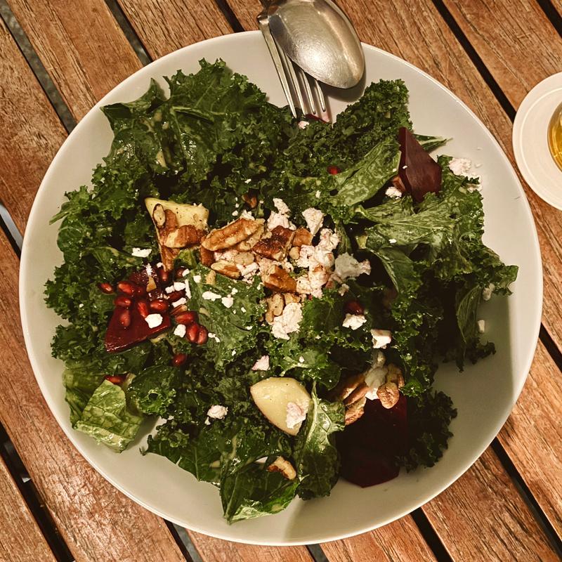 ザクロとフェタチーズのケールサラダ、スパイスピーカンナッツとアップルビネガードレッシング(T.Y.HARBOR)