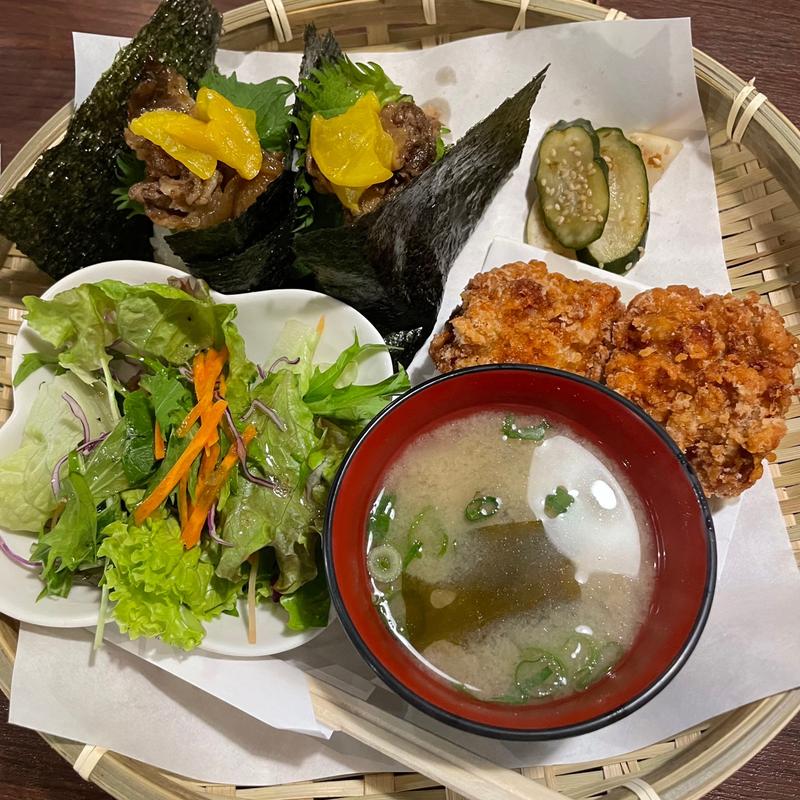 牛肉むすびと唐揚げとサラダの籠ランチ(ミート カネショウ 中広店 )