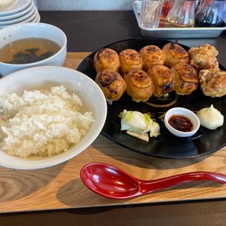 金まる餃子8から定食(ご飯、スープ、餃子8個、唐揚げ2個、食べるラー油、漬物)(金まる餃子)