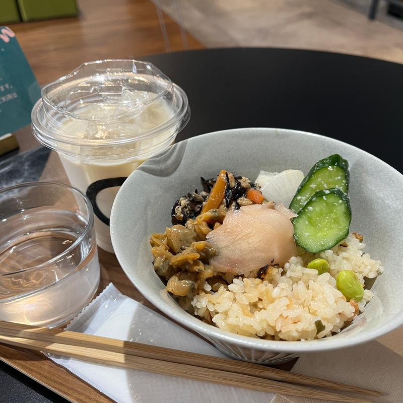 季節の炊き込みご飯（桜海老と枝豆）丼(二坪食堂)