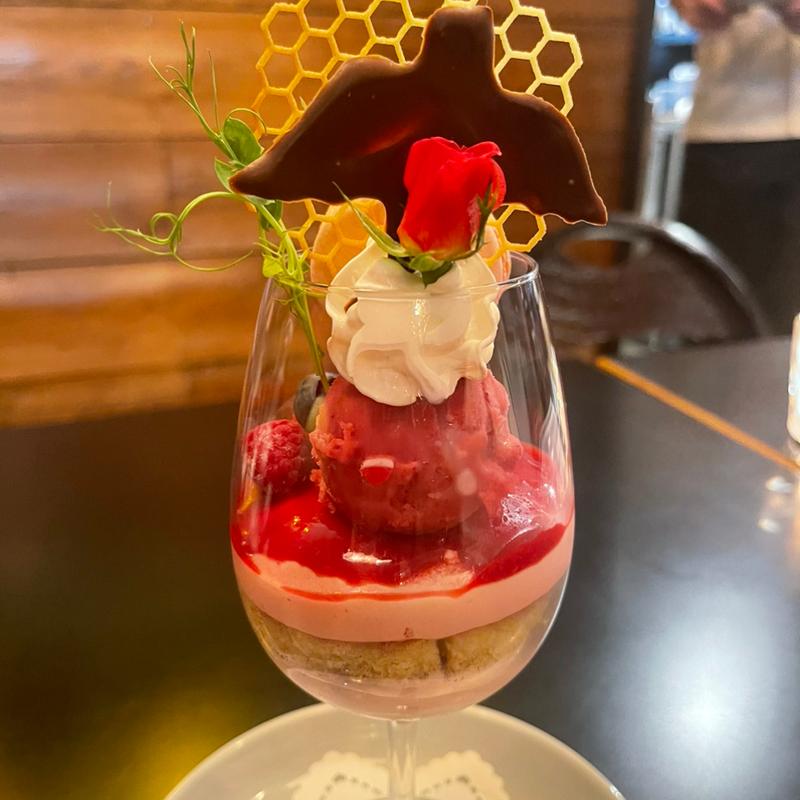 ラズベリーワイングラスパフェ(BISTRO HOWDY 国際通り)