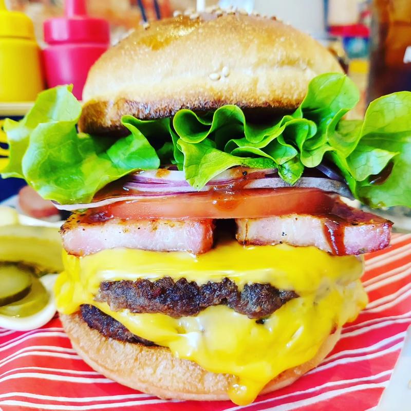 Wチーズ&厚切ベーコン(ナイススパイス仕立て！！)ワンパクバーガー(13Diner)