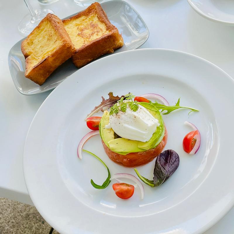 ブランチコース　サーモンのタルタルとアボカドとポーチドエッグ(マーサーブランチ ギンザテラス)