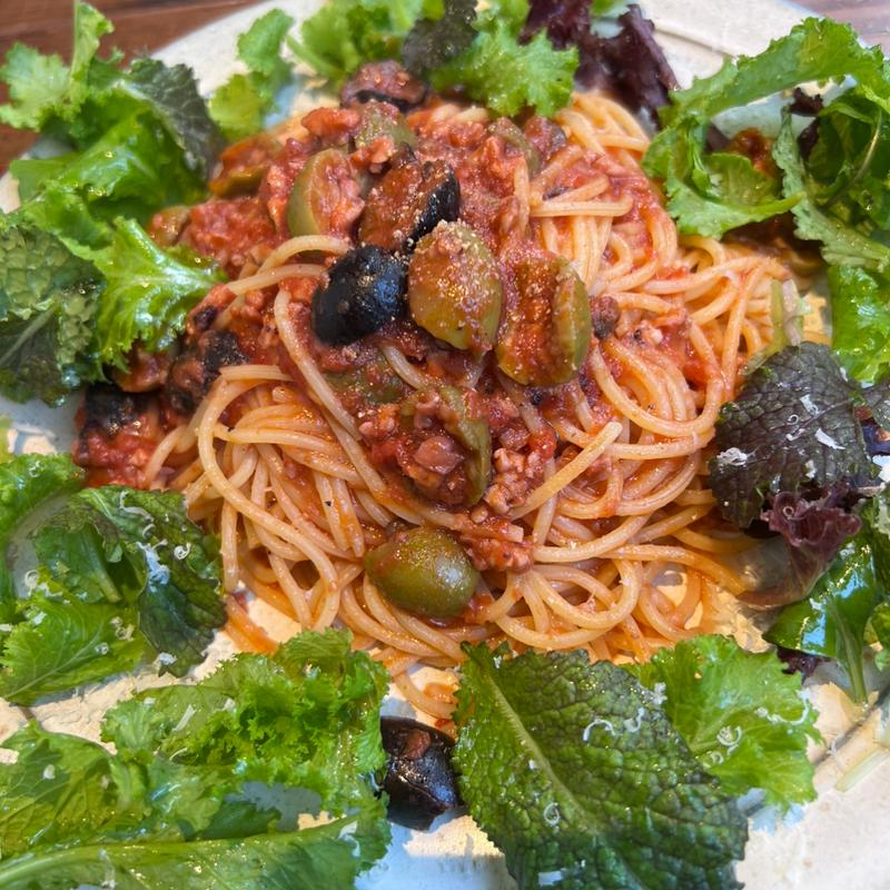 徳島のMIXリーフサラダで食べる『チョップドオリーブ&タコラグー』スパゲティ(KNOCK msb Tamachi店)