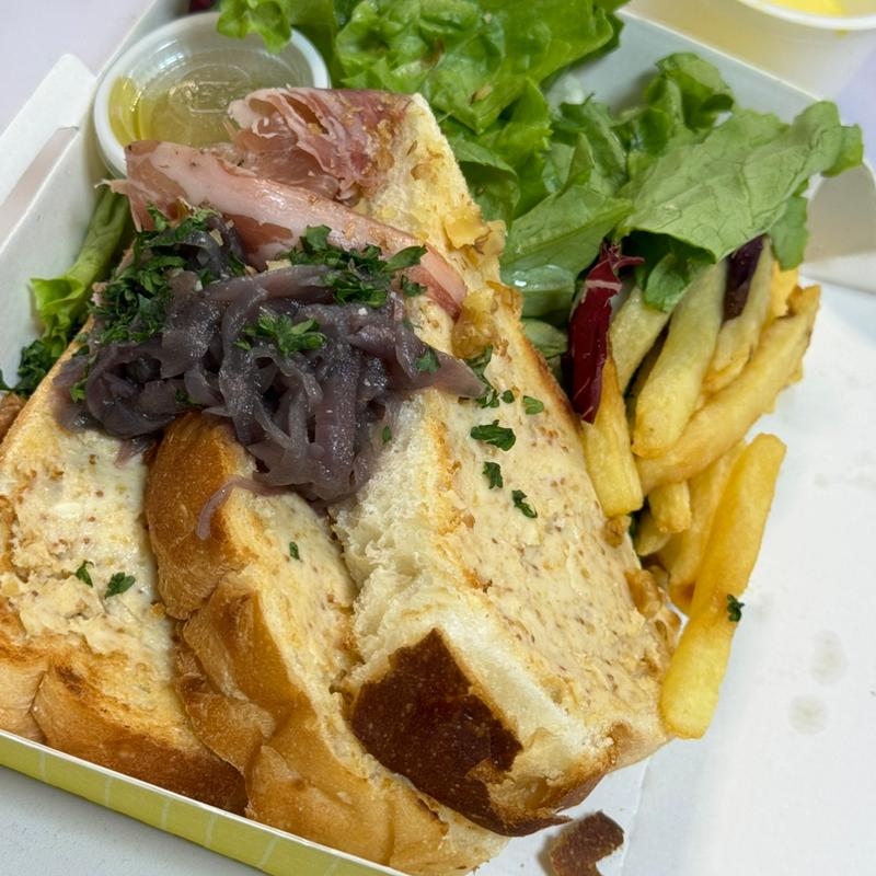 コッパハムとイチジクチーズのオープンサンド(neel神宮前)