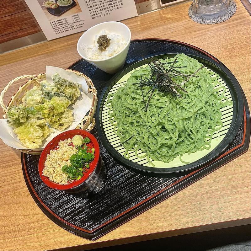鶏出汁でいただくふきのとうと野沢菜漬けの天ざるクルミSoba(鶏Soba Toraや)