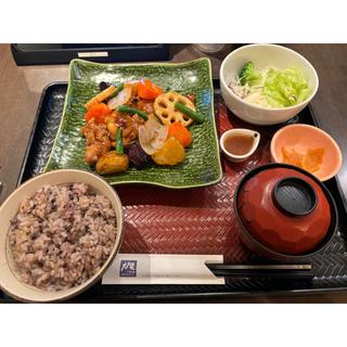 鶏と野菜の黒酢あん定食(大戸屋 名古屋栄店 （おおとや）)