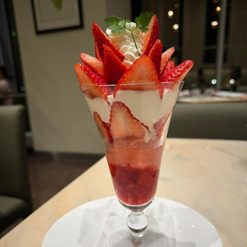 クイーンストロベリーパフェ(千疋屋総本店 KITTE丸の内店)