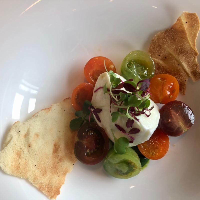 水牛とモッツアレラチーズとトマトのカプレーゼ(ケシキ)
