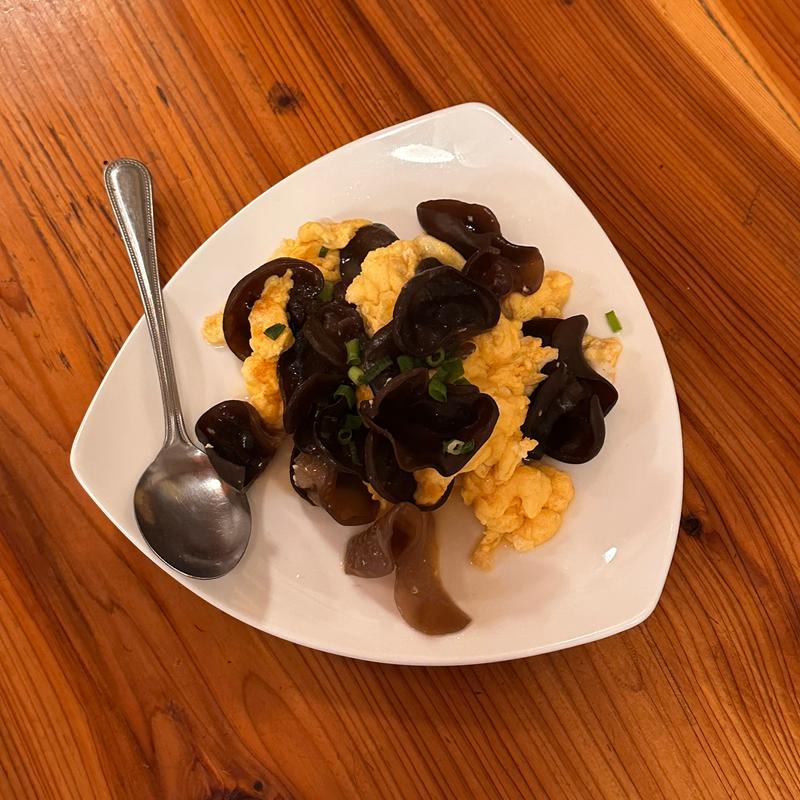 キクラゲと卵炒め(マルミ羊肉店)