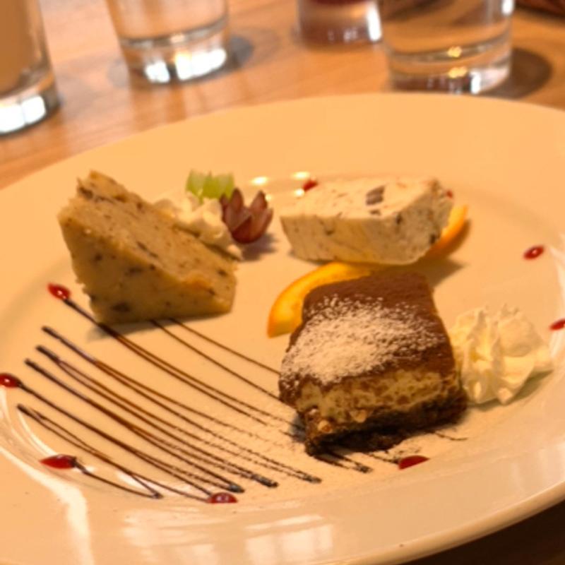 ドルチェ盛り合わせ（3850円のランチコースのデザート）(トラットリア ピッツェリア エトナマーレ ミウィ橋本店)