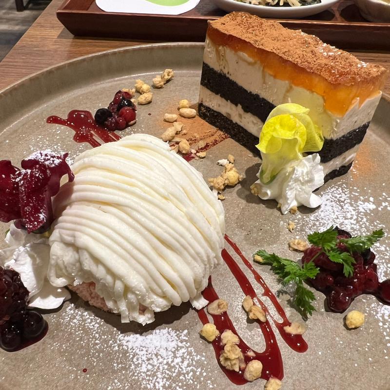 チーズのモンブラン/林檎のキャラメルケーキ(やさいの王様 日比谷シャンテ店 | やさいレストラン)